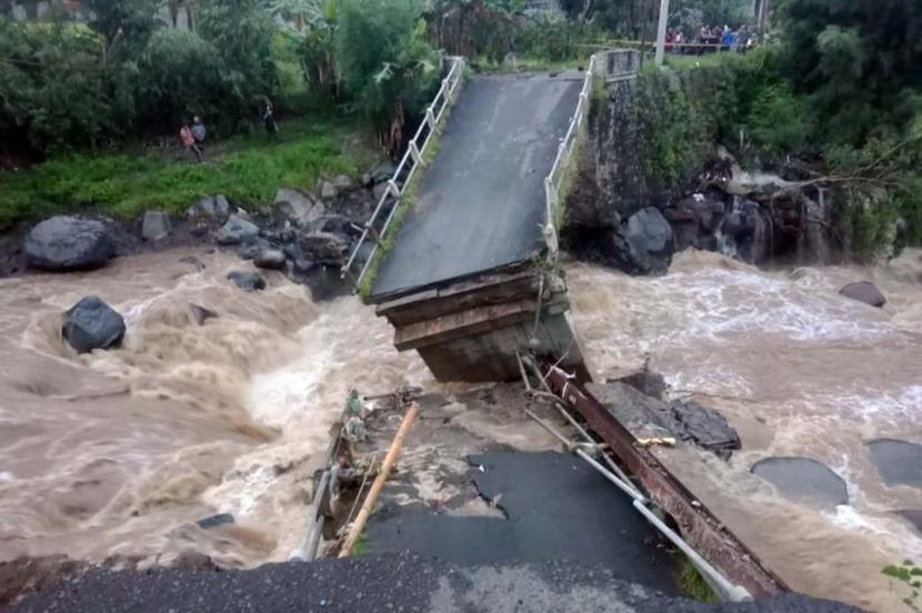 Jembatan di Pasuruan Ambrol Diterjang Banjir, Akses Dua Desa Terputus
