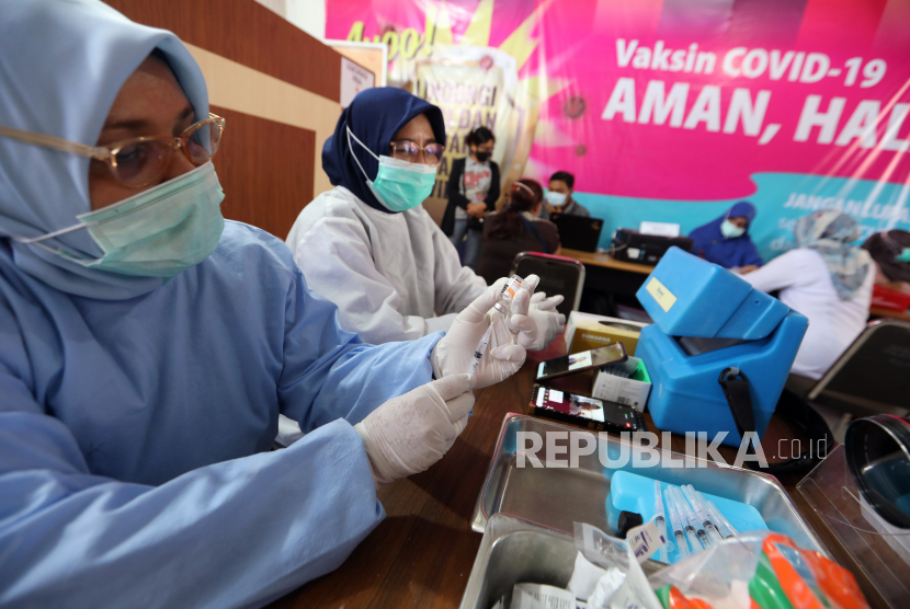 Seorang petugas kesehatan menyiapkan dosis vaksin COVID-19 Sinovac selama program vaksinasi selama Ramadan di Banda Aceh, Rabu (14/4). Majelis Ulama Indonesia (MUI) mengeluarkan fatwa yang memungkinkan pelaksanaan program vaksinasi COVID-19 selama Ramadhan.