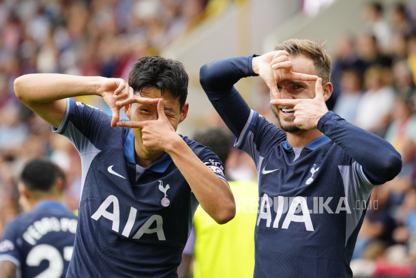 Gelandang serang Tottenham Hotspur James Maddison (kanan).