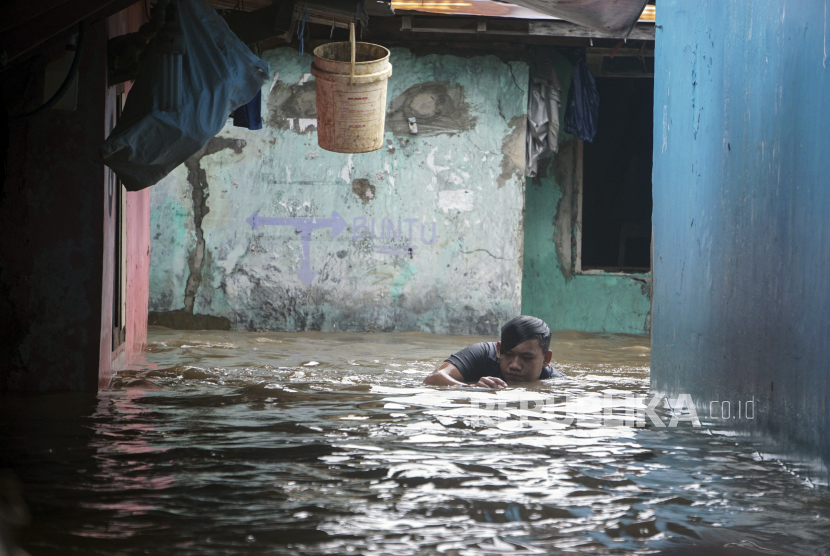 Warga berjalan di sekitar rumahnya yang terendam banjir di Sampangan, Pekalongan, Jawa Tengah (ilustrasi)