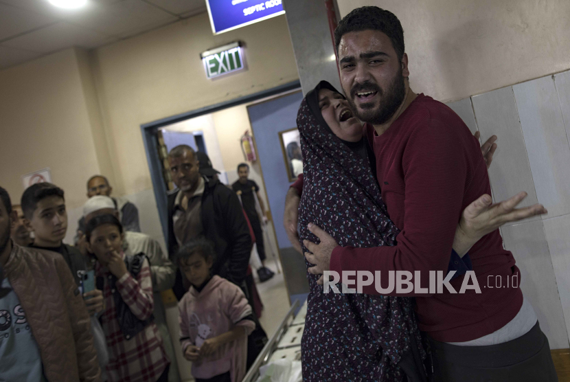 Seorang ibu Palestina (tengah) memeluk kerabatnya (kanan) di Rumah Sakit Nasser di Khan Yunis, Jalur Gaza selatan, 27 Desember 2023, setelah menerima kabar tentang putranya.