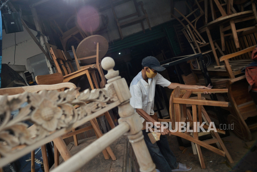 Pekerja menyelesaikan pembuatan furnitur di rumah produksi kawasan Kemang, Jakarta Selatan. Pemerintah akan kembali membagikan bantuan langsung tunai (BLT) kepada 12.8 juta pelaku UMKM dalam rangka pemulihan ekonomi nasional (PEN) di tengah pandemi Covid-19. Republika/Thoudy Badai