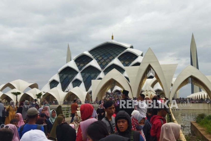 Situasi di Masjid Al Jabbar. Gubernur Ridwan Kamil memprediksi banyak warga akan ngabuburit di Masjid Al Jabbar.