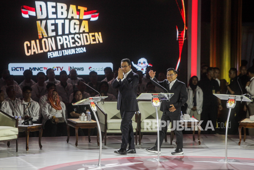 Presidential candidate and vice president number 1 Anies Baswedan-Muhaimin Iskandar greeted supporters during the election debate in Istora Senayan, Jakarta, Sunday (7/1/2024). The third debate of the 2024 presidential election, which was attended by all three candidates for president, focused on defense, security, geopolitics, international relations and foreign politics.