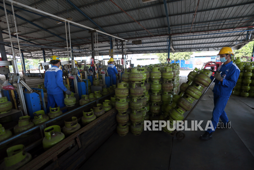Pekerja menata tabung elpiji 3 kilogram yang kosong untuk diisi kembali di Stasiun Pengisian dan Pengangkutan Bulk Elpiji (SPPBE) milik Mayangkara Group di Kota Bitar, Jawa Timur, Jumat (16/7/2021). Pertamina Marketing Region JATIMBALINUS memprediksi konsumsi elpiji di wilayah Jawa Timur naik hingga 10 persen selama masa PPKM Darurat, menjadi sekitar 4.807 Metrik Ton (MT) dibandingkan konsumsi pada kondisi normal yakni sekitar 4.370 MT yang di prediksi akbat tingginya aktivitas masyarakat di rumah.