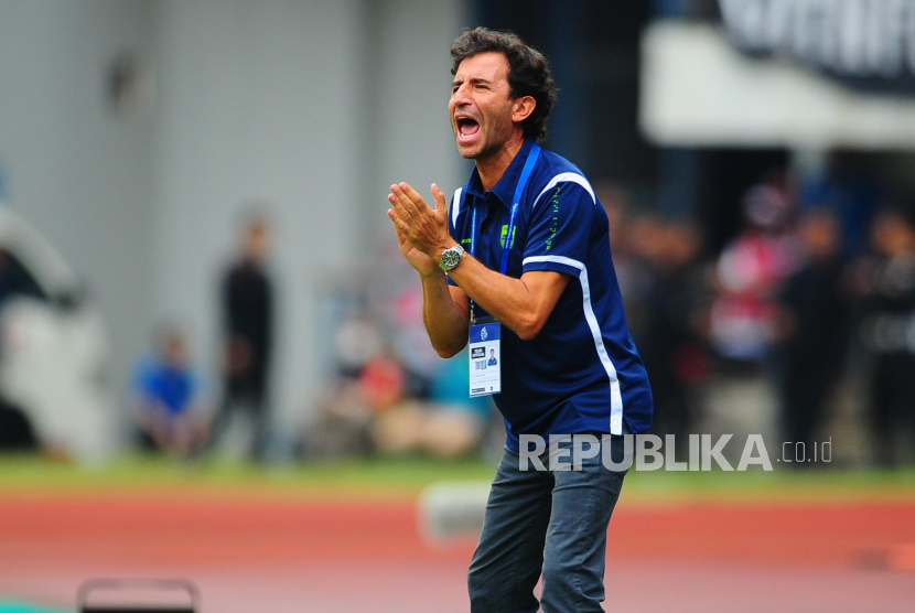 Ekspresi pelatih Persib Bandung Luis Milla Aspas.