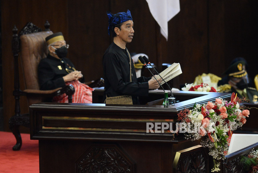 Presiden Joko Widodo menyampaikan pidato pengantar atas RUU tentang APBN tahun anggaran 2022 beserta nota keuangannya pada masa persidangan I DPR tahun 2021-2022 di Kompleks Parlemen, Senayan, Jakarta, Senin (16/8).Prayogi/Republika
