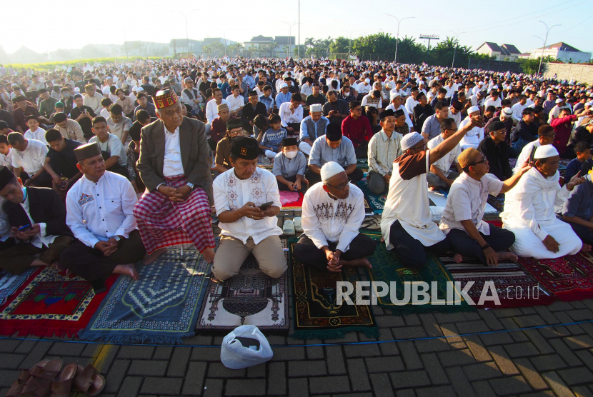 Jamaah shalat Idul Adha yang mendengarkan khutbah pada shalat Idul Adha yang digelar Pimpinan Cabang PP Muhammadiyah Kecamatan Bojongsoang, Kabupaten Bandung, Rabu (28/6/2023). Bersama ribuan warga Muhammadiyah dan warga sekitar melaksanakan shalat id di lahan parkir Transmart Buah Batu, Bandung.