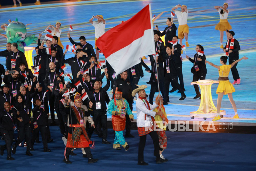 Para atlet kontingen Indonesia mengikuti parade upacara pembukaan Asian Games ke-19 2022 di Olympic Sports Centre Stadium Hangzhou, Cina, 23 September 2023.