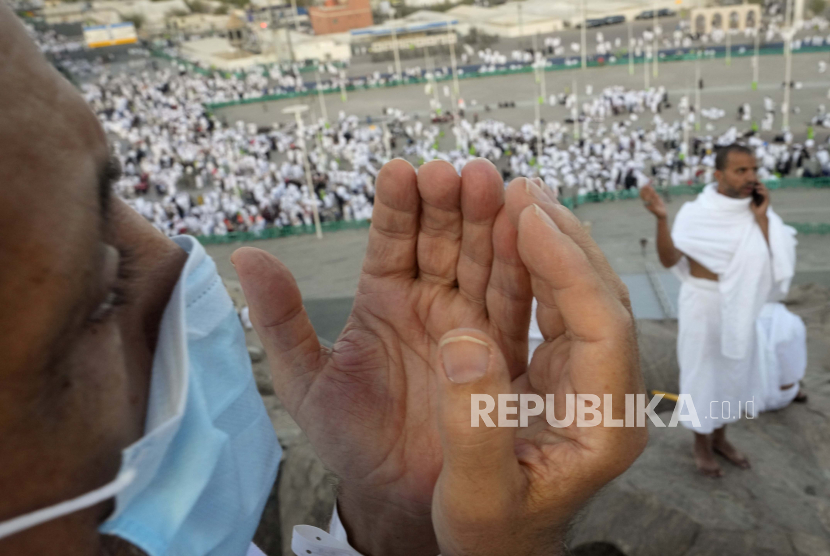 Jamaah haji berdoa di Jabal Rahmah, Makkah, Arab Saudi, Jumat, 8 Juli 2022. Jamaah Haji Kloter Pertama Mataram Tiba di Lombok 1 Agustus 2022