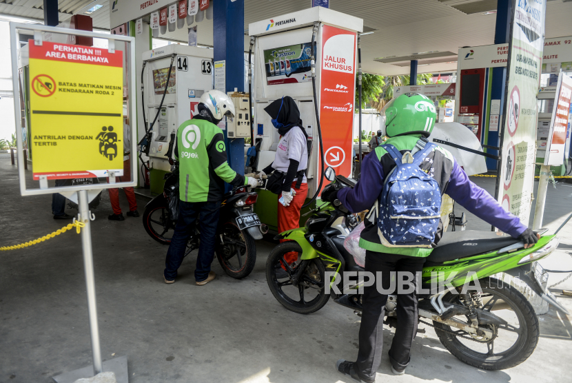 Pengemudi ojek online mengisi bahan bakar di SPBU Cikini, Jakarta Pusat, Selasa (14/4). PT Pertamina memberi dikson 50 persen kepada pengemudi ojol yang membeli BBM menggunakan aplikasi My Pertamina.