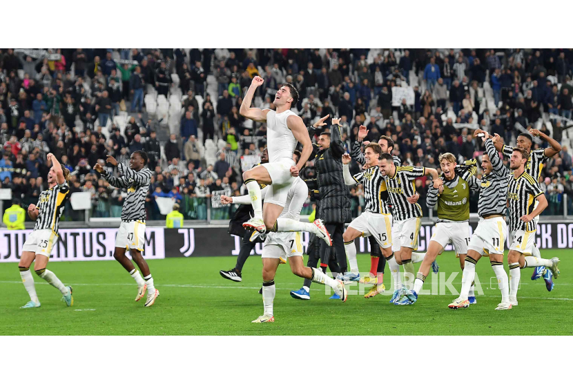 Para pemain Juventus melakukan selebrasi seusai memenangi laga melawan Hellas Verona, Ahad (29/10/2023). 