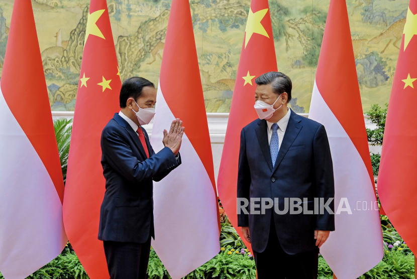 Presiden Joko Widodo (kiri) memberikan salam kepada Presiden China Xi Jinping saat tiba untuk melaksanakan pertemuan bilateral di Villa 14, Diaoyutai State Guesthouse, Beijing, China, Selasa (26/7/2022). Kedua pemimpin negara tersebut melakukan pertemuan bilateral membahas penguatan kerja sama ekonomi hingga isu kawasan dan dunia. 