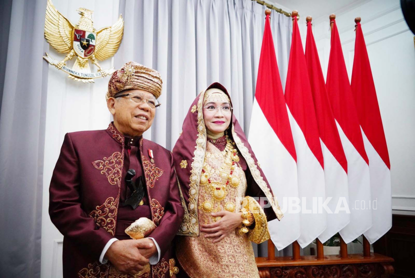 Wakil Presiden KH Maruf Amin mengenakan pakaian adat dari Sumatera Barat saat menghadiri Upacara Peringatan Detik-detik Proklamasi Kemerdekaan RI di Istana Merdeka, Jakarta, Kamis (17/8/2023). 