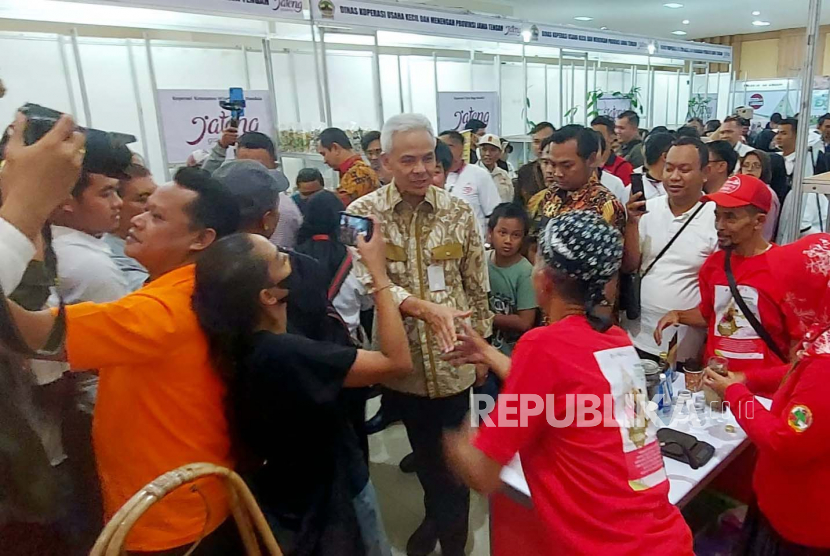 Gubernur Jawa Tengah, Ganjar Pranowo mengunjungi stan UMKM pada acara Central Java Coops Fest , yang digelar dalam rangka Hari Kopetasi ke-76, di Gedung Serbaguna Alun Alun Bung Karno, Ungaran, Kabupaten Semarang, Jumat (21/7).