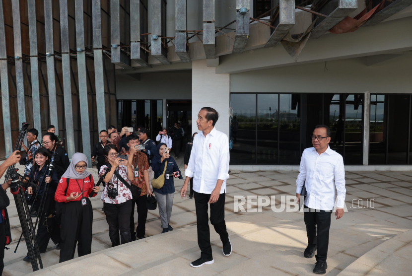 Presiden Joko Widodo bersama Menteri Sekretaris Negara (Mensesneg) Pratikno meninjau kantor di kompleks Kantor Presiden, Ibu Kota Nusantara (IKN), Kalimantan Timur, Senin (29/7/2024). 