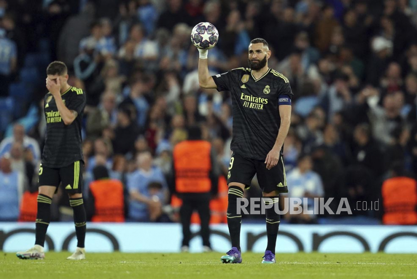 Pemain Madrid Karim Benzema berdiri sedih pada pertandingan leg kedua semifinal Liga Champions vs Manchester City. Benzema resmi dilepas Madrid. 