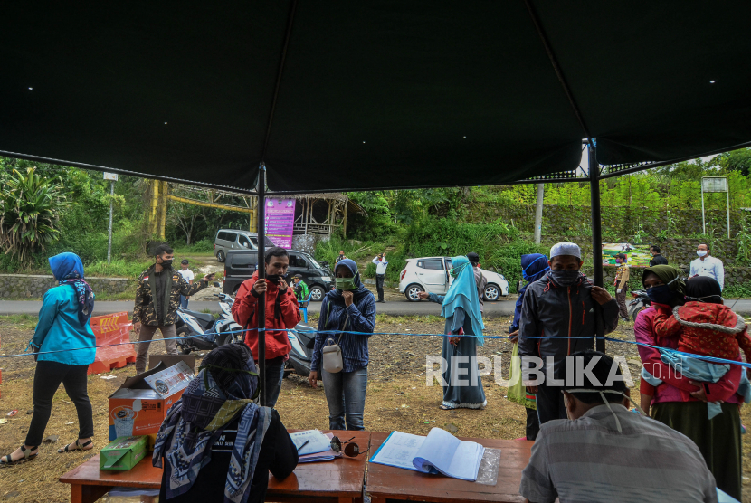 Petugas Gugus Tugas COVID-19 mendata pemudik dengan kendaraan pribadi di Perbatasan Tasikmalaya-Ciamis, Jembatan Cirahong, Kabupaten Ciamis, Jawa Barat, Jumat (10/4/2020).