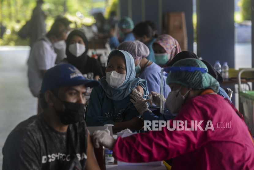 Petugas kesehatan menyuntikan vaksin Covid-19 kepada warga di Pondok Pesantren Minhajurrosyidin, Jakarta, Selasa (22/2/2022). Dinas kesehatan (Dinkes) DKI Jakarta menjelaskan kasus aktif di Jakarta saat ini cenderung melandai masih tersisa 57 ribu atau turun lebih dari 20 ribu kasus dalam sepekan terakhir.
