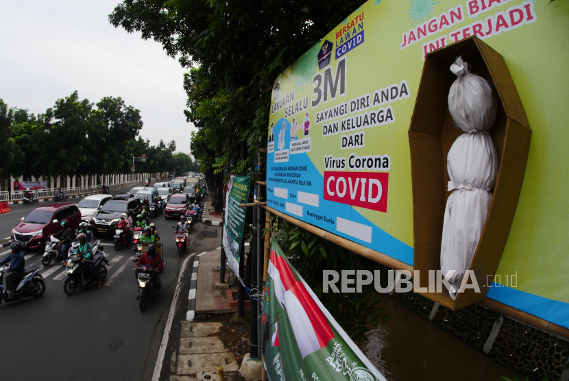 Papan bilbor dilengkapi dengan replika peti mati dan jenazah terpampang di pertigaan jalan Pasar Minggu dan Jl Kalibata, Jakarta, Rabu (5/11).  Papan himbauan seperti diharapkan lebih memberikan efek kepada warga untuk menghindari covid dengan menerapkan 3M.