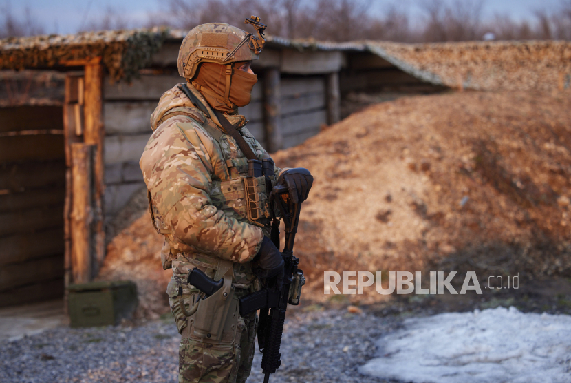  Dalam foto selebaran yang disediakan oleh Kantor Pers Kepresidenan Ukraina, seorang tentara Ukraina melihat ke garis depan di wilayah Donetsk, Ukraina timur, Kamis, 17 Februari 2022. 