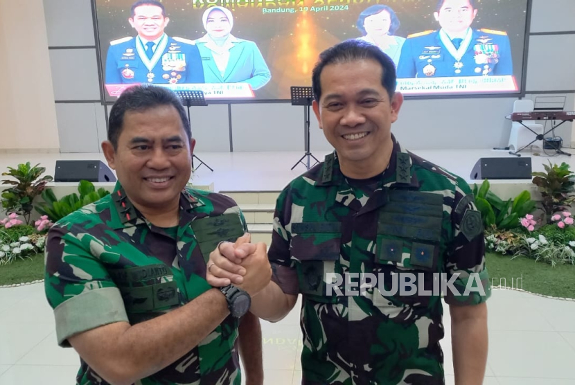 Marsekal Muda TNI Arif Widianto (kiri) Komandan Sesko TNI baru bersama Marsekal Madya TNI Samsul Haris (kanan) di acara pisah sambut di Sesko TNI, Jumat (19/4/2024).