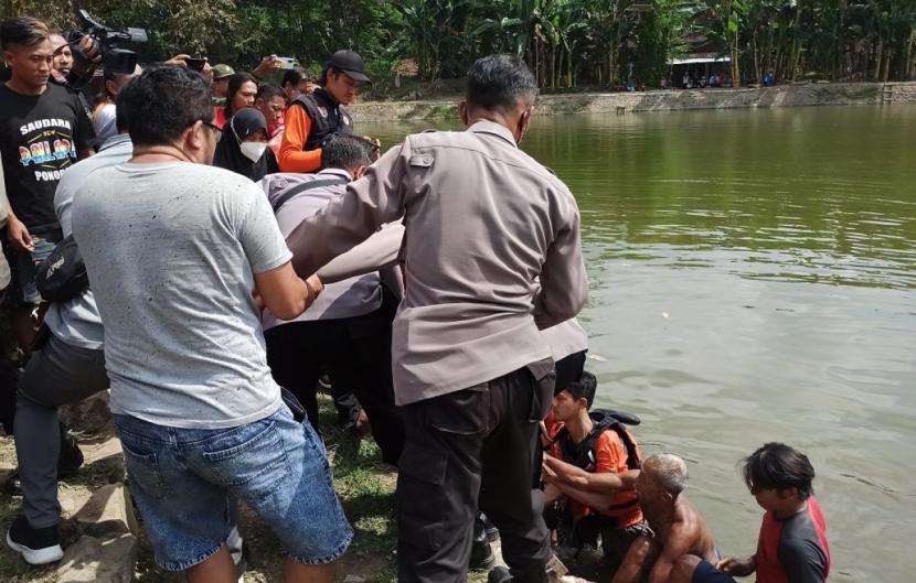 Evakuasi warga Desa Kupuk, Kecamatan Bungkal yang tenggelam di Sendang Tunggul Wulung. (Foto: Mita Kusuma/jatimnow.com)