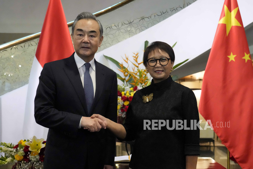 Indonesian Foreign Minister Retno Marsudi, right, shakes hands with Chinese Foreign Minister Wang Yi during their meeting in Jakarta, Indonesia, Thursday, April 18, 2024.