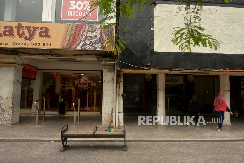 Kawasan Malioboro mulai ditinggalkan pedagang kaki lima (PKL) di Yogyakarta, Selasa (1/2/2022). Pemkot Yogyakarta memberikan waktu pindah PKL Malioboro hingga Senin (7/2/2022) mendatang di Teras Malioboro I dan II. Beberapa PKL mulai mengukur lapak baru dan memindahkan gerobak PKLnya. Surat pengumuman untuk memindahkan gerobak PKL juga sudah ditempel oleh petugas.