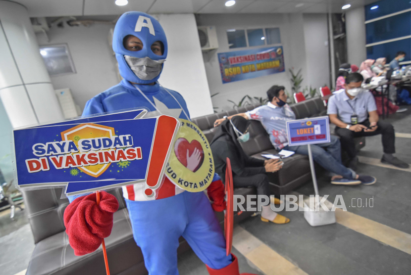 Petugas kesehatan mengenakan kostum tokoh superhero di tempat pelayanan vaksin COVID-19 di RSUD Kota Mataram di Mataram, NTB, Jumat (12/3/2021). Ruang Isolasi Pasien Covid-19 di RSUD Mataram Masih Tersedia