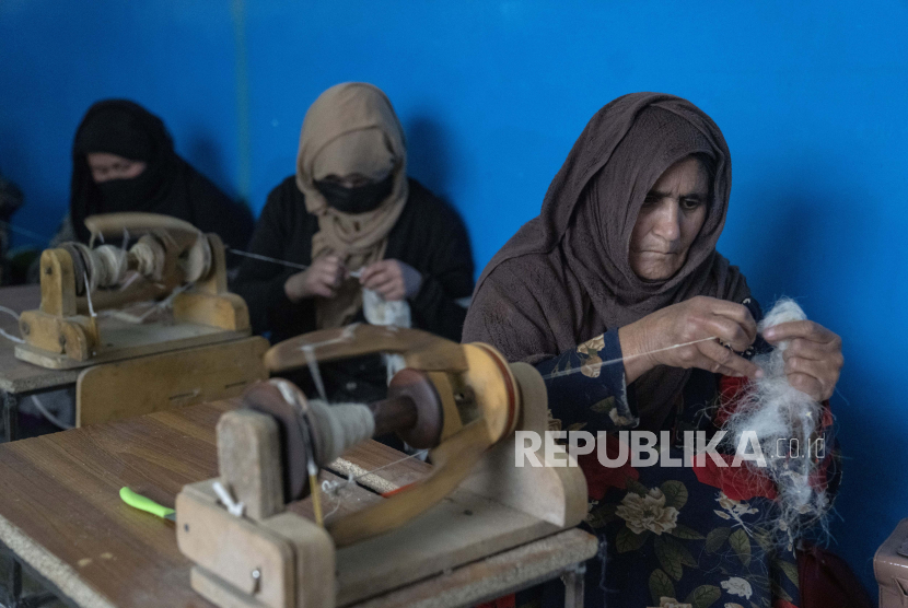  Perempuan Afghanistan menenun wol untuk membuat karpet di pabrik karpet tradisional di Kabul, Afghanistan,Senin (6//32023).  Taliban melarang kaum perempuan bekerja di organisasi non-pemerintah dan PBB