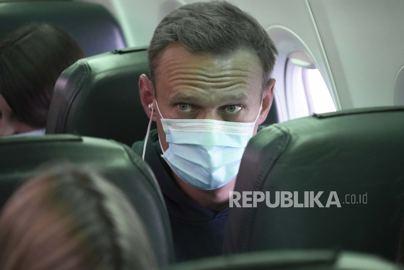  Alexei Navalny duduk di pesawat sebelum penerbangan ke Moskow, di Bandara Berlin Brandenburg (BER) di Schoenefeld, dekat Berlin, Jerman, Minggu, 17 Januari 2021. 