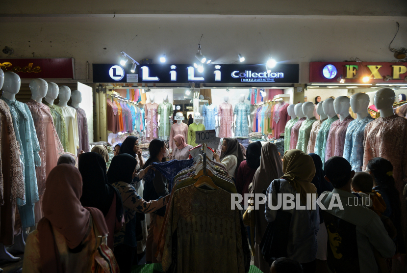 Pengunjung membeli busana muslimah di Pasar Tanah Abang Blok A,  Jakarta.