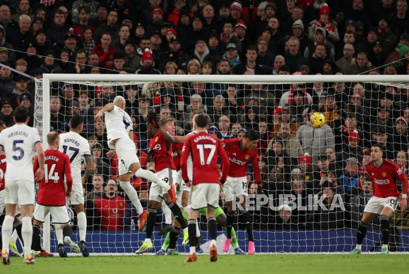 Richarlison dari Tottenham Hotspur mencetak gol 1-1 pada pertandingan sepak bola Liga Premier Inggris antara Manchester United dan Tottenham Hotspur di Manchester, Inggris, Ahad (14/1/2024).