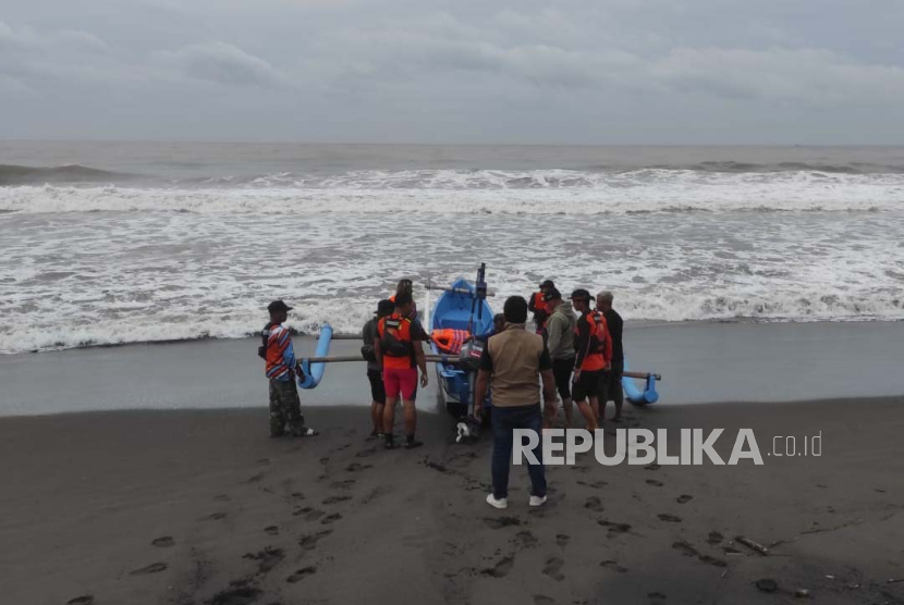 Petugas Basarnas Kulonprogo membantu kapal nelayan asal Cilacap, Jawa Tengah yang alami mati mesin di Perairan Pantai Congot, Kulonprogo, Daerah Istimewa Yogyakarta (DIY), Ahad (10/3/2024). 