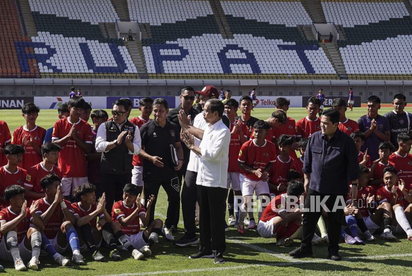 Presiden Joko Widodo (tengah) bersama Menpora Dito Ariotedjo (tengah belakang), Ketum PSSI Erick Thohir (kanan) dan Gubernur Jawa Barat Ridwan Kamil (ketiga kiri) memberi salam usai berfoto dengan calon pemain Timnas sepak bola U-17 saat mengunjungi Stadion Si Jalak Harupat di Kabupaten Bandung, Jawa Barat, Rabu (12/7/2023). Dalam kunjungannya Presiden meninjau renovasi stadion dan melihat langsung seleksi Timnas U-17. 