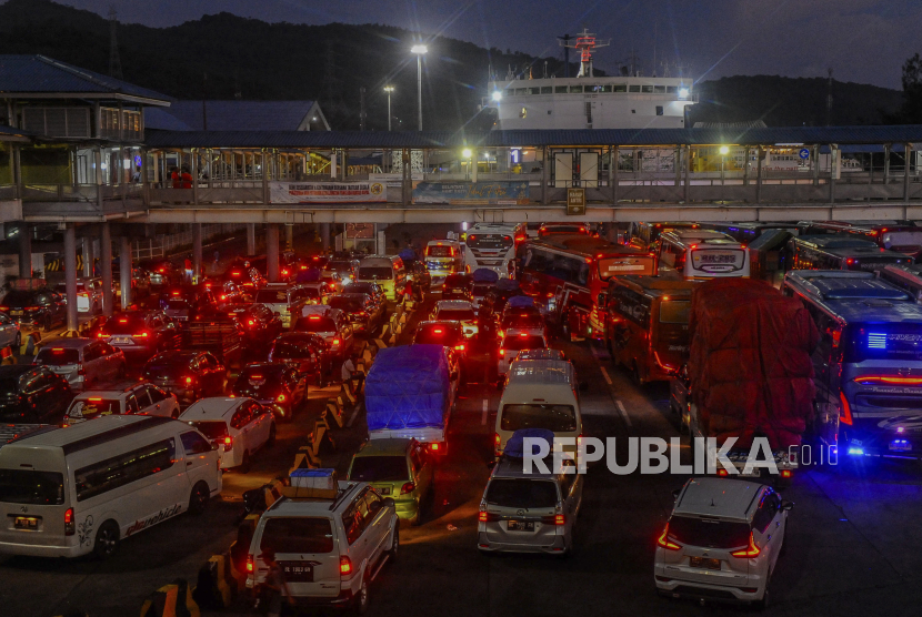 Sejumlah kendaraan roda empat antre menunggu kapal bongkar muat di Pelabuhan Merak, Kota Cilegon, Banten, Senin (15/4/2024). 