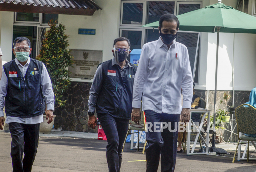  Keputusan Jokowi Gratiskan Vaksin Covid-19 Diapresiasi. Foto: Presiden Joko Widodo (kanan) didampingi Menteri Kesehatan Terawan Agus Putranto (kiri) dan Wali Kota Bogor Bima Arya (tengah) usai  meninjau simulasi  pemberian vaksinasi COVID-19,  di Puskesmas Tanah Sareal, Kota Bogor, Jawa Barat, Rabu (18/11/2020). Dalam kunjungannya, Jokowi meninjau satu persatu tahapan simulasi pemberian vaksin COVID-19, dan juga meminta pada saat pemberian vaksinasi nanti lebih sempurna sehingga aman, cepat dan memperhatikan protokol kesehatan. 