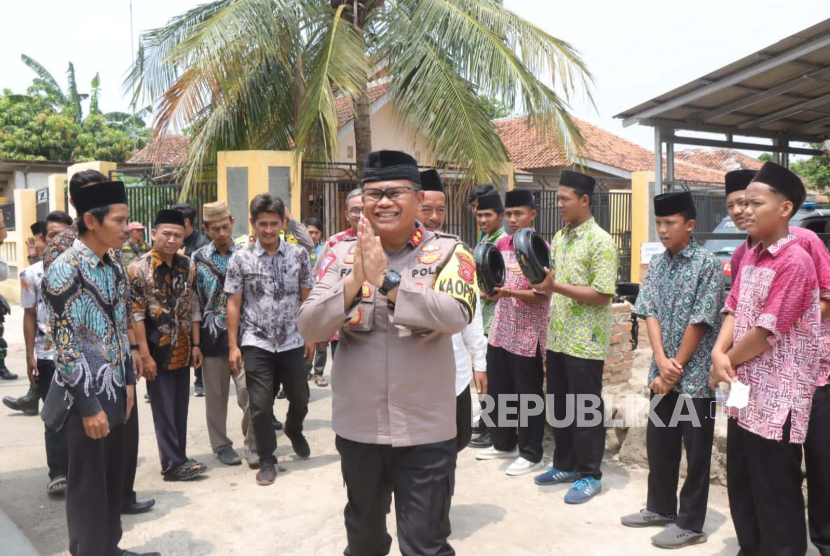 Kepala Polres (Kapolres) Indramayu AKBP M Fahri Siregar melakukan silaturahim keamanan dan ketertiban masyarakat (kamtibmas) ke pesantren di Kabupaten Indramayu, Jawa Barat, Kamis (9/11/2023).