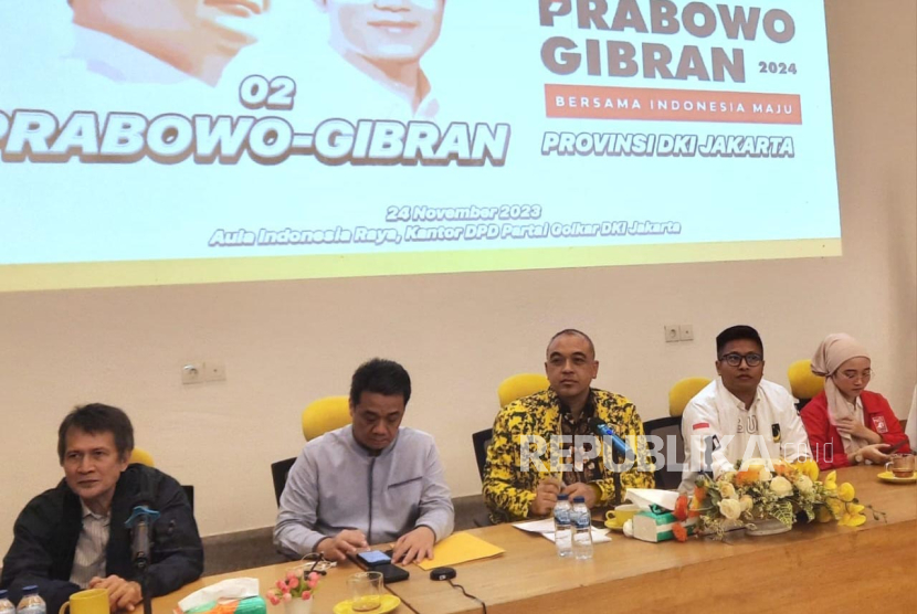 Ketua Tim Kampanye Daerah (TKD) Prabowo-Gibran Ahmed Zaki Iskandar bersama Sekretaris Ahmad Riza Patria saat rapat perdana di Kantor DPD Partai Golkar DKI Jakarta, Cikini, Jumat (24/11/2023) malam WI.