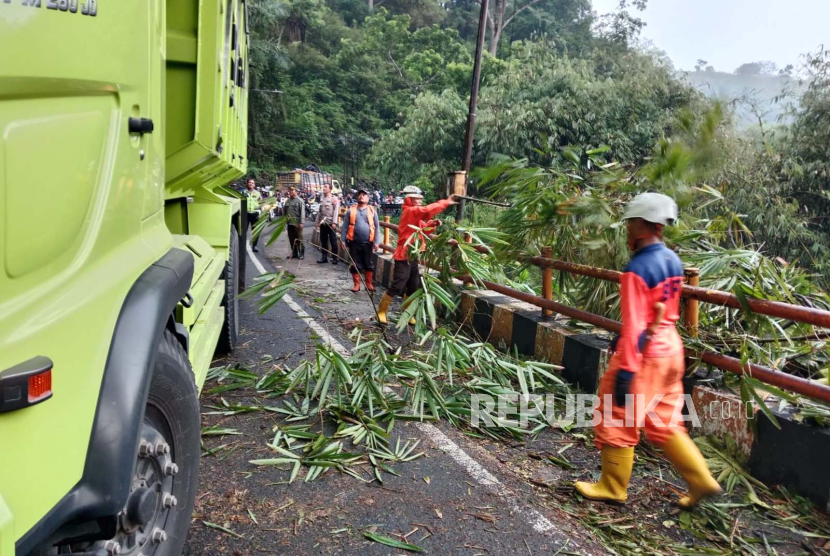 Hujan deras yang disertai angin kencang mengakibatkan pohon tumbang di jalur Cadas Pangeran, Kabupaten Sumedang, Jawa Barat, Rabu (6/12/2023).