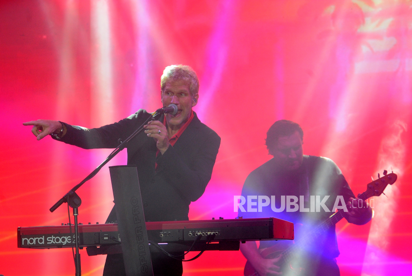 Vokalis Michael Learns to Rock (MLTR) Jascha Ritcher membawakan salah satu lagu hits MLTR saat konser di Palembang Sport and Convention Center, Sumatera Selatan, Jumat (4/11/2022). Konser yang bertajuk Back On The Road Tour tersebut MLTR menampilkan belasan lagu hits mereka bagi penggemar di Kota Palembang. 