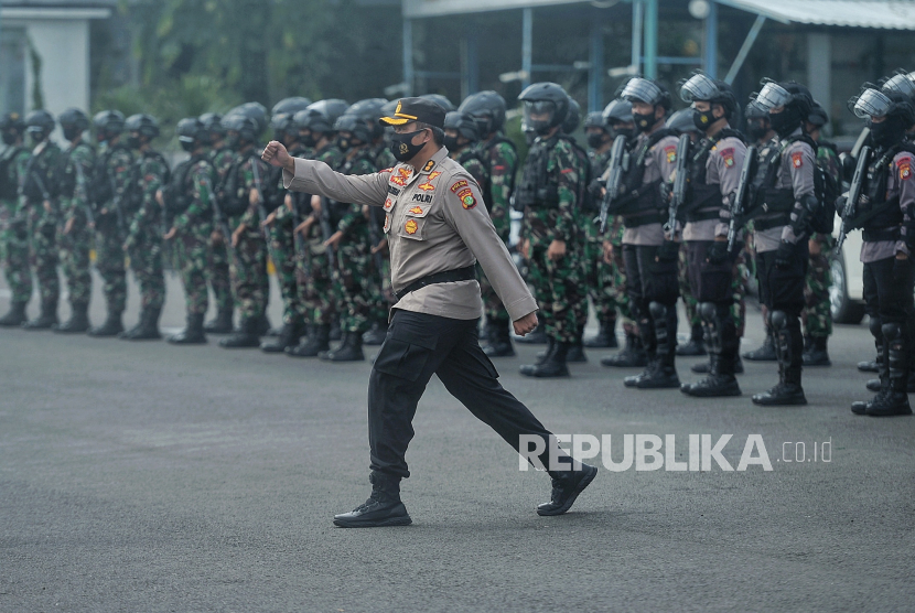 Personel gabungan dari TNI-Polri. Jokowi teken kenaikan gaji TNI-Polri 