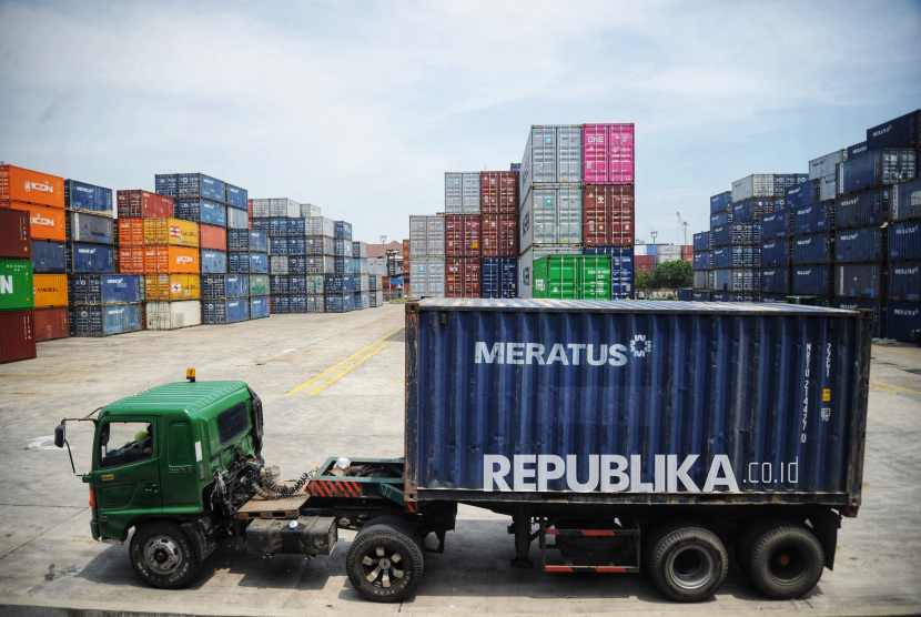 Suasana bongkar muat peti kemas di Pelabuhan Tanjung Priok, Jakarta, Kamis (10/4/2025). 