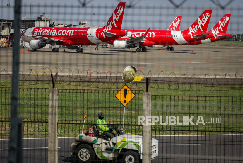 Sejumlah armada pesawat AirAsia terparkir di Apron Terminal 1D Bandara Soekarno Hatta, Kota Tangerang, Provinsi Banten, Selasa (5/5/2020). 