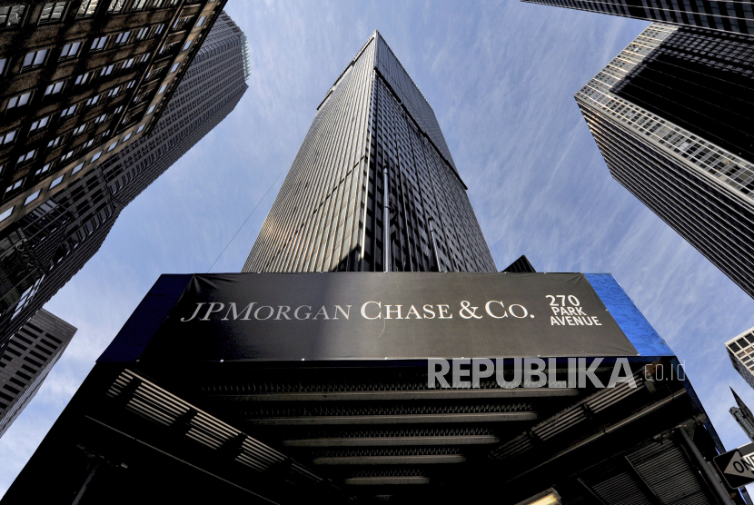 Pemandangan sebuah tanda di gedung JPMorgan Chase di New York, New York, AS, 16 April 2009 (diterbitkan ulang 19 April 2021). JP Morgan telah mencapai kesepakatan untuk membeli saham mayoritas di bisnis pembayaran raksasa mobil Jerman Volkswagen. 
