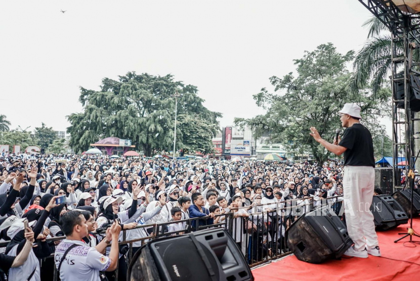 Belasan ribu warga mengikuti Senam RK Indonesia Juara di Kabupaten Ciamis, Sabtu (25/2/2023). 
