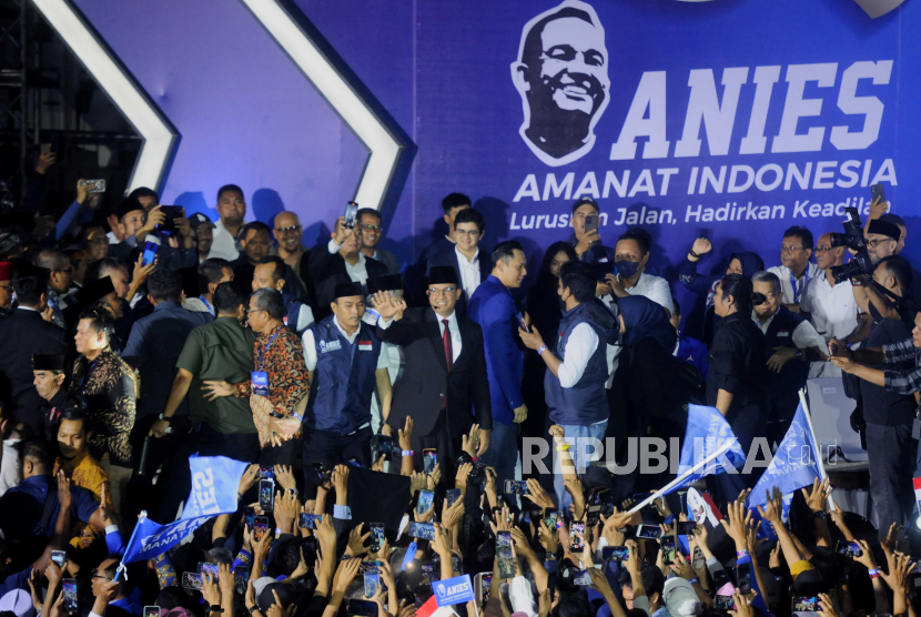 Bakal calon presiden dari Koalisi Perubahan untuk Persatuan, Anies Rasyid Baswedan (tengah), melambaikan tangan kepada para pendukung dan relawan sebelum menyampaikan pidato saat acara di Tennis Indoor Senayan, Jakarta, Ahad (7/5/2023). 