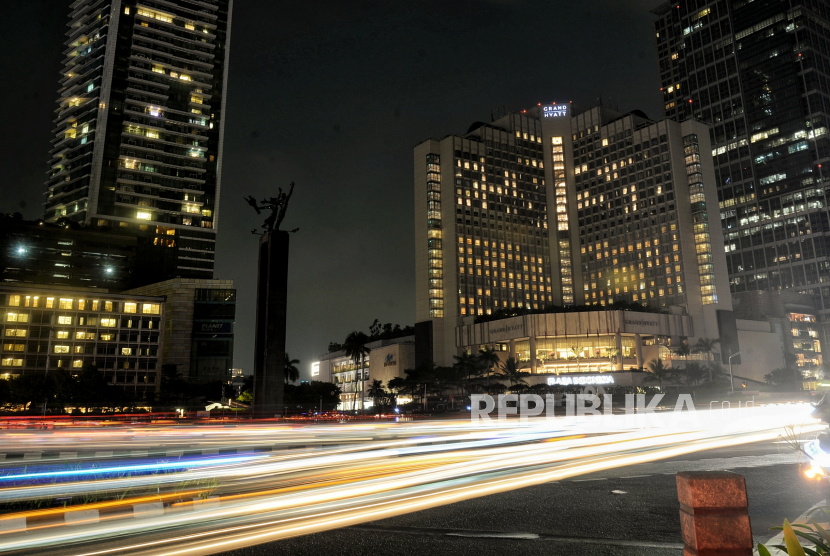 Suasana di Bundaran Hotel Indonesia saat pemadaman dalam rangka Earth Hour di Jakarta, Sabtu (2/7/2022). Pemerintah Provinsi DKI Jakarta memadamkan lampu selama satu jam pada Sabtu (2/7/2022) mulai pukul 20.30 WIB hingga 21.30 WIB sebagai aksi kampanye hemat energi. Republika/Thoudy Badai