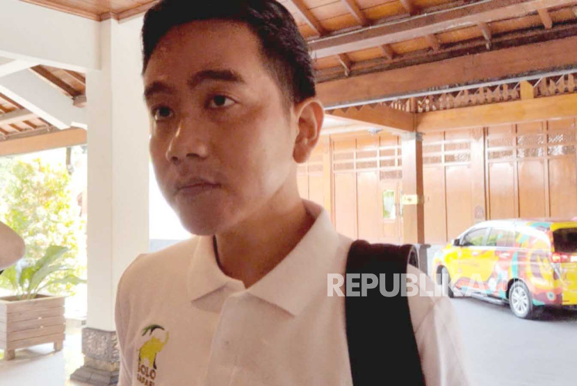 Cawapres nomor urut 2, Gibran Rakabuming Raka saat ditemui di Balai Kota Solo, Jawa Tengah, Selasa (28/11/2023).